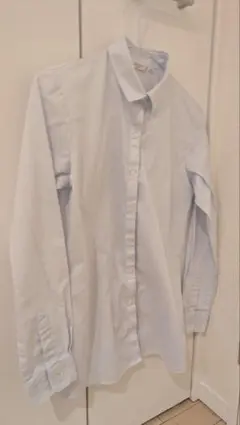 淡い水色の長袖ボタンシャツ orihica