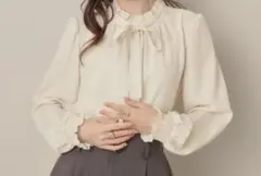 Couture Brooch タイ付きブラウス　アイボリー