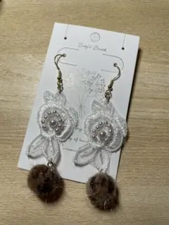 レースフラワーパール付きとファーボンボンのハンドメイドピアス