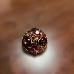 アンティーク風ブローチ　円形　ビジューキラキラ　ピンクレッド系