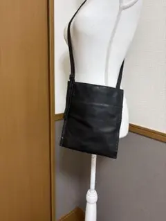 限定価格! 超美品　イアパピヨネ　ぺったん ショルダー　縦型　ブラックのサムネイル