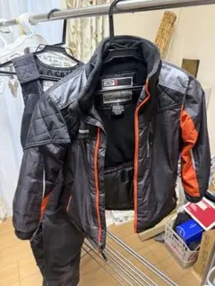 子ども用スキーウェアセット 黒とオレンジ