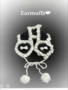 編み物　ハンドメイド　ハート型イヤーマフ　ポンポン付き　黒と白 耳当て