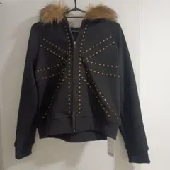 SpRay 新品未使用 スタッズ付きファー付き黒パーカー Fのサムネイル
