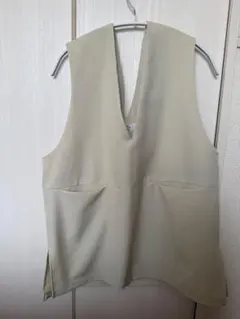 ベージュ Vネック ベスト ポケット付き　ローリーズファーム