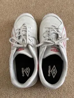 umbro フットサルシューズ ホワイト/レッド　24cm