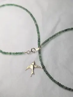 ツァボライトのツバメチャームネックレス