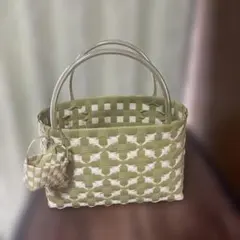 ハンドメイド プラかごバッグ グリーン×ホワイト　　　ミニカゴチャーム付きのサムネイル
