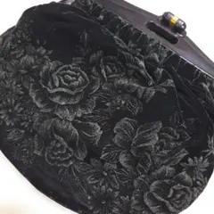 黒い花柄刺繍がま口ポーチ