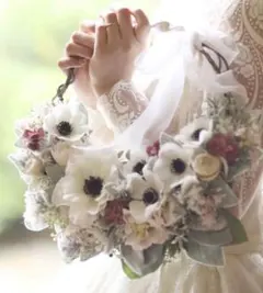 ウエディングブーケ　 アネモネとラムズイヤーのリースブーケとブートニアセット
