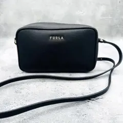 FURLA ブラックレザー ショルダーバッグ ジッパーゴールド金具 ブラック