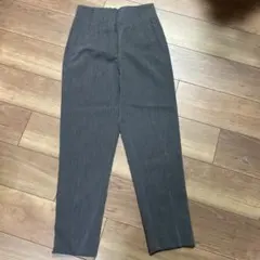 ZARA グレー プリーツ入り スラックスパンツ