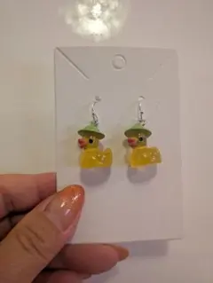 アヒル型樹脂ピアス（黄色・緑帽子）