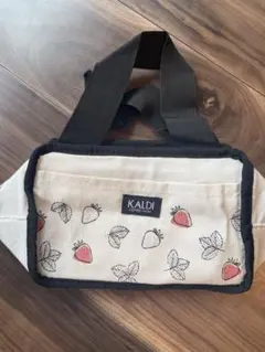 KALDI カルディ　いちご柄保冷バッグのサムネイル