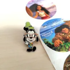 海外ディズニー ピンバッジ。グーフィーピンバッジ＆モアナ2 ステッカーセット