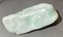 トロッとした質感の海石 ロウカン質の緑色］ 糸魚川翡翠海石59g ヒスイ