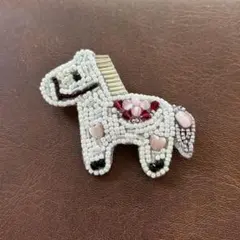 お馬のビーズ刺繍ブローチ　ハンドメイド