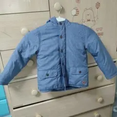 青いフード付き中綿コート