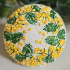 #140　ミモザ　刺繍ブローチ　ハンドメイド　くるみボタン