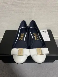 Ferragamo ネイビー/ホワイト バレエシューズ