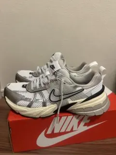 【美品】NIKE ナイキ ウィメンズ V2K ラン　24.5cm