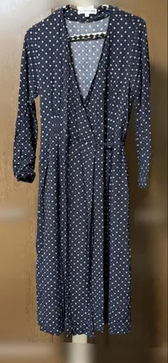 ネイビーの小花柄ロングシャツワンピース