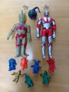 B*い様 【希少マルサン当時物入】ウルトラマン可動フィギュア／ミニ怪獣／ゴジラ詰
