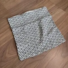 幾何学模様 クッションカバー 白と紺