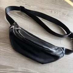【新品未使用】ウエストポーチ　ウエストバッグ　フェイクレザー　ブラック　黒