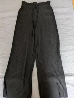 プリーツパンツ　黒　ウエストゴム　M 新品未使用
