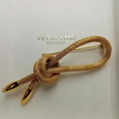 SALE！VENDOME BOUTIQUE ゴールドカラー ノット ブローチのサムネイル