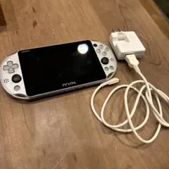 PS Vita 本体 シルバー動作確認済み　初期化済みPCH2000バッテリー付