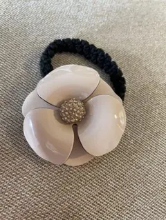 ライトベージュの花型ヘアゴム