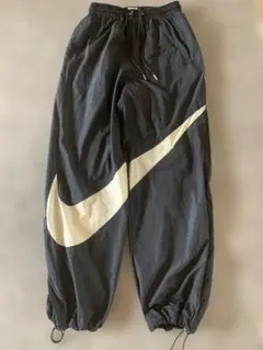 NIKE ビッグロゴ ナイロンパンツ メッシュ裏地 ジョガーパンツ 黒 Sサイズのサムネイル