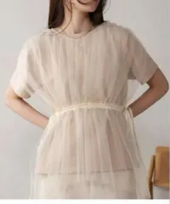 売り切り価格　新品タグ付きベージュチュールドッキングギャザーカットソー Bab