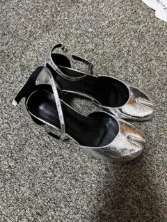 シルバー ストラップ付きオープントゥパンプス