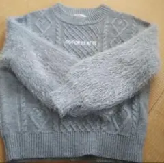 グレーセーターとデニムショートパンツセット