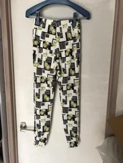 新品タグ付きLily Brown リリーブラウン フラワーパターンスキニーパンツのサムネイル