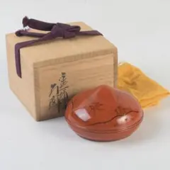 茶道具　塗師　辻石斎作　朱塗　鳥獣戯画　宝珠形香合　共布共箱　V　A449 茶道具 塗師 辻石斎作 朱塗 鳥獣戯画 宝珠形香合 共布共箱 V A449