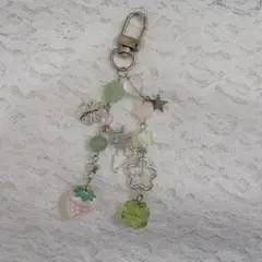 イチゴとクローバーのキーホルダー