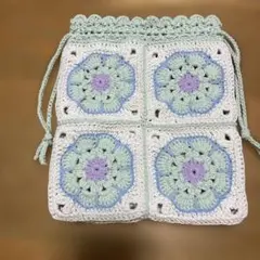 コットン毛糸で編んだアフリカンフラワーモチーフの巾着　ホワイトベース