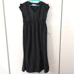 黒のフリル付きVネックワンピース