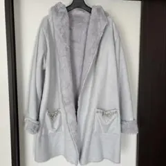 フード付きグレーのフリースコート