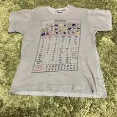 グレーのプリントTシャツ