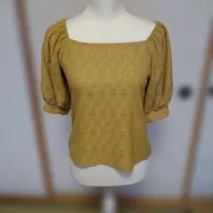 マスタード スクエットネック パフスリーブシャツ.リゾート、水着の上に