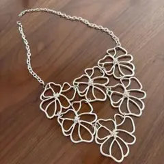 シルバーカラー　フラワーモチーフのネックレス