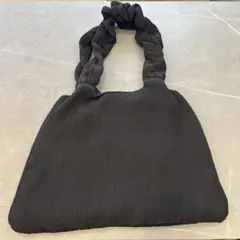 ジーユー プリーツ カバン　黒　トートバッグのサムネイル