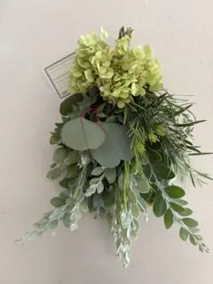 紫陽花と種種類のグリーンスワッグ　ユーカリ　ラベンダー　ドライフラワーのサムネイル