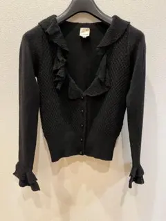 ファソナージュ フリル付きブラックニットカーディガン