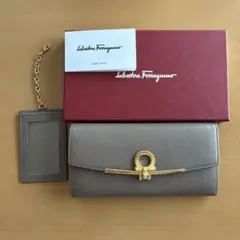 Salvatore Ferragamo 長財布 ガンチーニ グレー　パスケース付のサムネイル